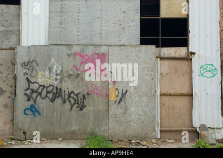 L'intérieur et l'extérieur de l'usine abandonnée Banque D'Images