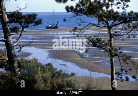 Un bateau à voile traditionnel Terschelling appelé à plat sur la plaque de sable à marée noordsvaarder Banque D'Images