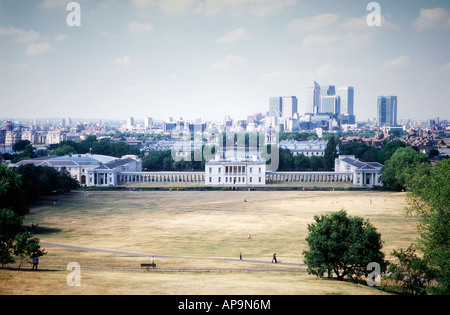 Une vue de Londres montrant le musée maritime et de canary wharf à partir de Greenwich Park, Royaume-Uni Banque D'Images