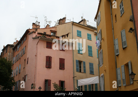 Les bâtiments colorés dans des tons pastel Grasse Grasse Scène de rue Provence Sud de la France, septembre 2006 Banque D'Images