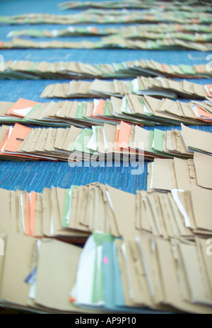 Bureau des dossiers papier disposés sur marbre Banque D'Images