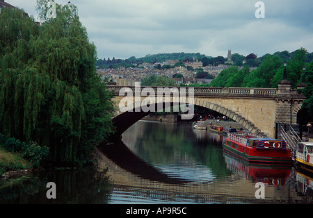 Rivière Avon traversé la ville, baignoire spa, Somerset, UK Banque D'Images