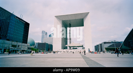 La Grande Arche au quartier des affaires de la Défense complexe dans la ville de Paris en France en Europe Banque D'Images