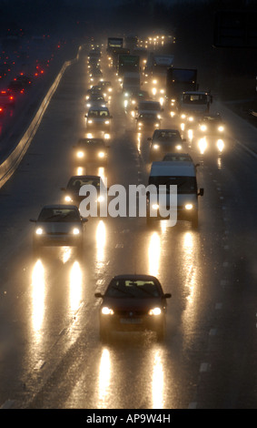 Les PILOTES SUR L'autoroute M6 HUMIDE PRÈS DE LA SORTIE 12 CANNOCK AVEC CROISEMENT REFLÉTÉE DANS DE FORTES PLUIES.AU NORD DE BIRMINGHAM, Royaume-Uni. Banque D'Images