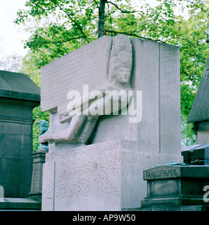 La Tombe d'Oscar Wilde conçu par Jacob Epstein au cimetière du Père-Lachaise dans la ville de Paris en France en Europe Banque D'Images