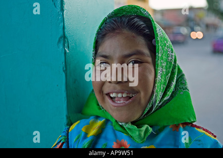 Marcella un jeune autochtone de la Sierra Tarahumara qui vend des babioles et souvenirs pour les touristes et les visiteurs dans les rues o Banque D'Images