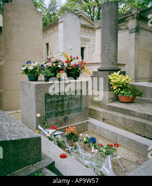 Jim Morrison des Doors tombe, dans le cimetière du Père Lachaise dans la ville de Paris en France en Europe Banque D'Images