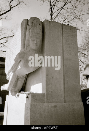 La Tombe d'Oscar Wilde le sphinx art déco conçu par Jacob Epstein au cimetière du Père-Lachaise dans la ville de Paris en France en Europe Banque D'Images