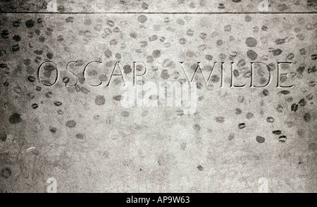 La Tombe d'Oscar Wilde conçu par Jacob Epstein au cimetière du Père-Lachaise dans la ville de Paris en France en Europe Banque D'Images