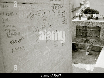 Rock Star de la tombe de Jim Morrison Portes Cimetière du Père-Lachaise dans la ville de Paris en France en Europe Banque D'Images