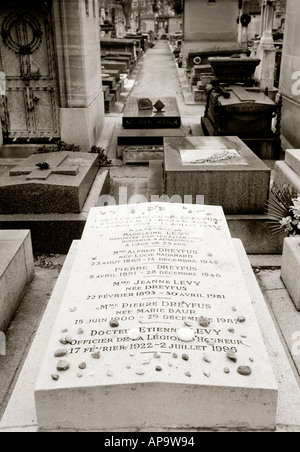 Alfred Dreyfus tombe, dans le cimetière de Montparnasse dans la ville de Paris en France en Europe Banque D'Images