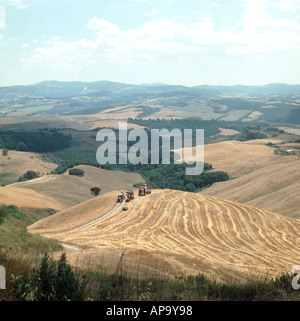 Céréales matériel roulant des terres agricoles dans l'Volterra Toscane Italie avec des moissonneuses-batteuses Banque D'Images