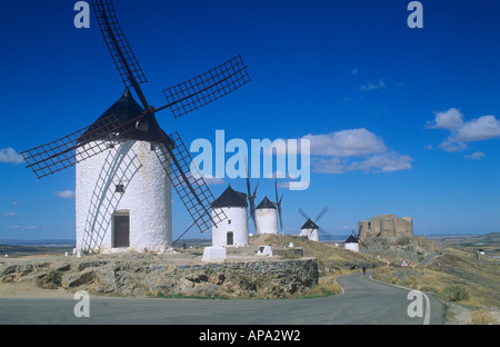 Les moulins à vent et son château, Consuegra, province de Tolède, Castille-La-Manche, Espagne Banque D'Images