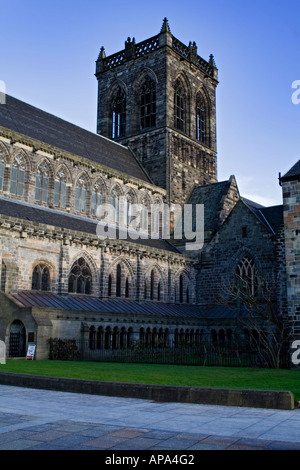 Paisley Abbey sur une journée l'hiver soleil architecture médiévale Paisley Renfrewshire Robert Tannahill s statue Banque D'Images