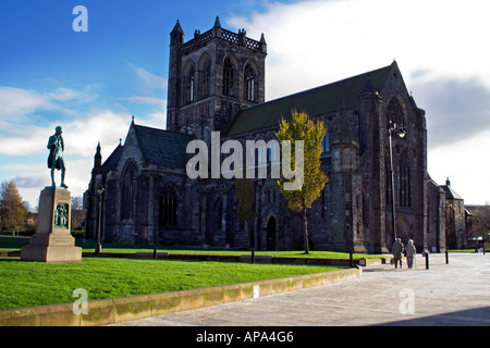 Paisley Abbey sur une journée l'hiver soleil architecture médiévale Paisley Renfrewshire Robert Tannahill s statue Banque D'Images