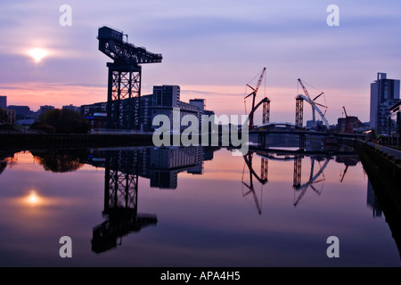 La rivière Clyde et Finnieston crane à l'aube, Glasgow Banque D'Images