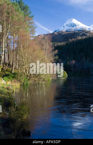 Lochan Glencoe Fozen avec Pap of Glencoe Banque D'Images