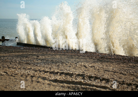 En bois mur de la mer aux vagues à Climping Beach, West Sussex, UK Banque D'Images