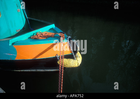 Un petit bateau sur le Kennet and Avon Canal Avoncliff Bradford on Avon Angleterre Somerset Banque D'Images