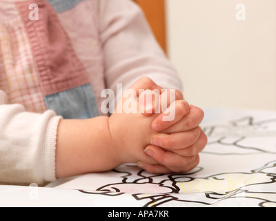 Près de deux ans pour les mains jointes Banque D'Images