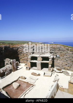 dh Village néolithique préhistorique SKARA BRAE ORKNEY House room and Skaill Bay Settlement écosse grande-bretagne âge de bronze britannique royaume-uni Banque D'Images