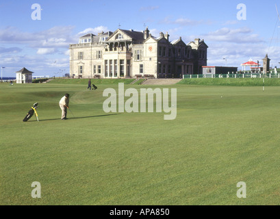 Dh Golf ST ANDREWS FIFE golfeur jouant dix-huitième Royal and Ancient club house cours trou l'Ecosse Banque D'Images