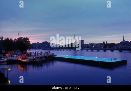 Berlin. Badeschiff an der Arena am abend. Badeschiff dans la soirée. La natation de personnes, se détendre et apprécier le coucher du soleil et d'horizon. Banque D'Images