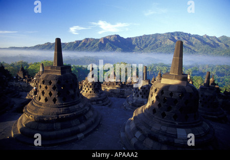 Les stupas de Temple bouddhiste de Borobudur en Indonésie Banque D'Images