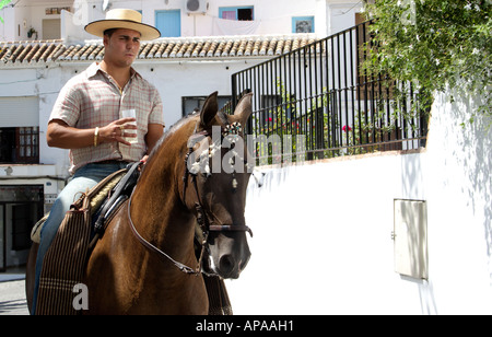 Homme avec verre à la main un cheval à la Feria de Mijas, Espagne Banque D'Images