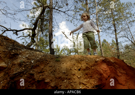 France Provence Le Canyon de Rustrel Petite fille jouant dans la forêt Banque D'Images