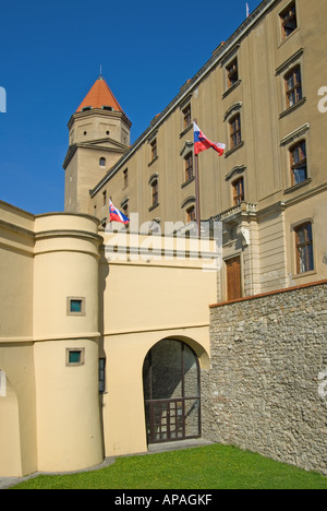 Bratislava, Slovaquie. Le château de Bratislava avec drapeaux Slovaque Banque D'Images