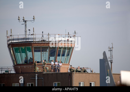 Tour de contrôle de la circulation aérienne Le personnel de la RAF à regarder l'affichage de l'air Banque D'Images
