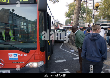 Un bus de Londres impliqué dans un accident avec une voiture dans le sud de Londres, UK Banque D'Images