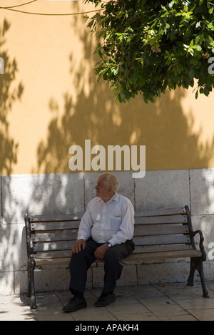 Homme assis sur la place principale Italie Europe Sepina Banque D'Images