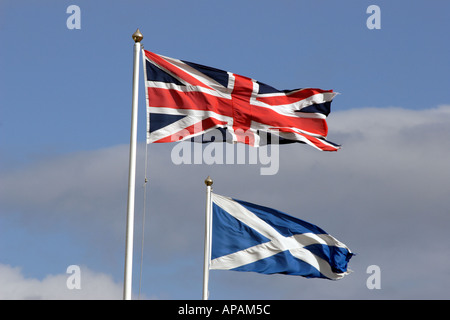 Drapeau de l'Union européenne et de l'Ecosse drapeaux flottants dans le vent fort Banque D'Images