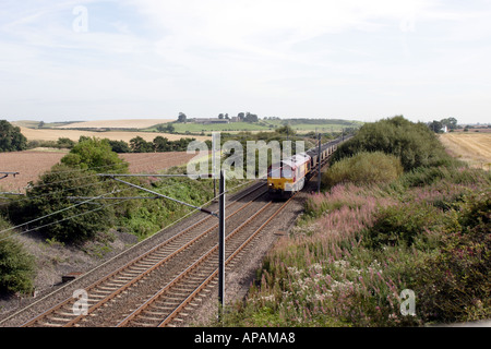 Train de charbon vide sur la ligne côtière est dans le Northumberland Banque D'Images