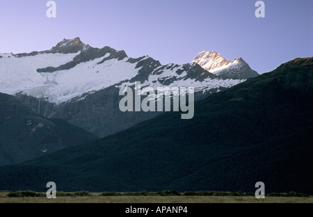 Rob Roy Peak et Mt Tititea en herbe au coucher du soleil Mt aspirant National Park Otago ile sud Nouvelle Zelande Banque D'Images