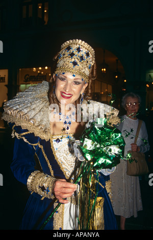Femme vêtue de costume médiéval posant dans le Venetian Hotel and Casino, Las Vegas, Nevada, USA Banque D'Images