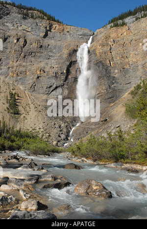 Les chutes Takakkaw et la rivière Yoho près de Field dans les Montagnes Rocheuses en Colombie-Britannique Banque D'Images