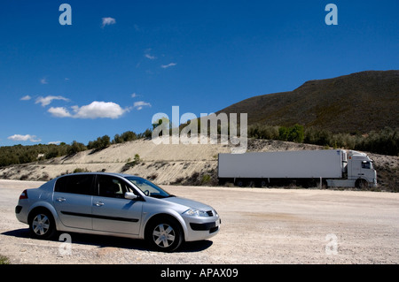 Espagne Andalousie road 432 entre Cordoue et Grenade voiture en stationnement et d'excès de chariot Banque D'Images