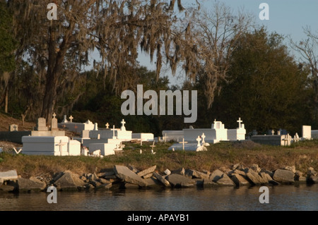 Horizontal de l'image couleur d'un vieux cimetière au bord de l'eau au-dessus du sol avec des tombes de la Louisiane Bayou Banque D'Images