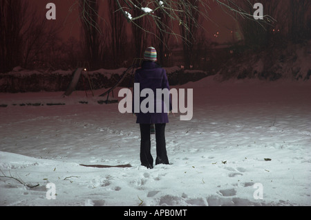 Jeune femme en parc de nuit Banque D'Images