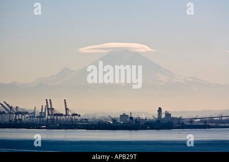 Les nuages lenticulaires sur le Mont Rainier Seattle Washington Banque D'Images