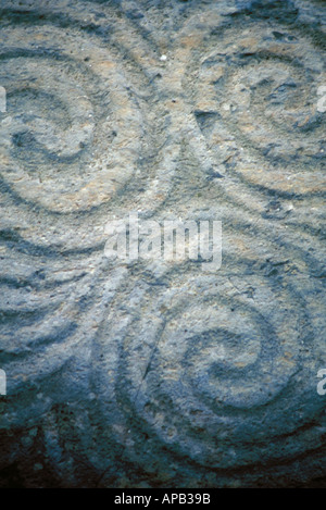 Vue rapprochée de la spirale des visées sur l'entrée qui mène au passage grave dans Meath Newgrange en Irlande Banque D'Images