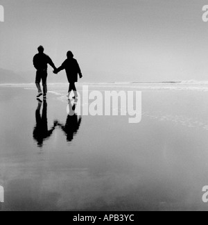 Couple romantique sur la plage de Bude Cornwall UK Banque D'Images