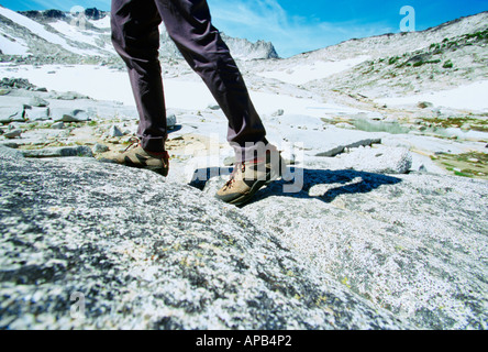 Les jambes de l'homme de la randonnée dans les montagnes Cascade Washington USA Banque D'Images