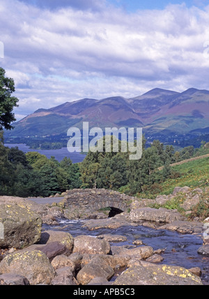 Ashness Stone Bridge sur une route à voie unique au-dessus du paysage de ruisseau à écoulement rapide jusqu'à Borrowdale vers Derwent Water & Skiddaw Keswick Cumbria Angleterre Royaume-Uni Banque D'Images