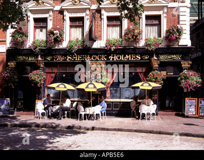 Chaussée de Londres à la Sherlock Holmes Pub off Northumberland Avenue près de Trafalgar Square vend également des marchandises Banque D'Images