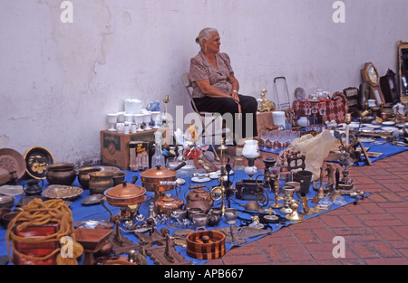 Assis parmi les femmes de Santo Domingo bric à brac articles à vendre en zone pavée de cibler les touristes de croisière de rue Banque D'Images