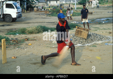 Jouer au cricket dans un port de pêche de Negombo Sri Lanka Banque D'Images